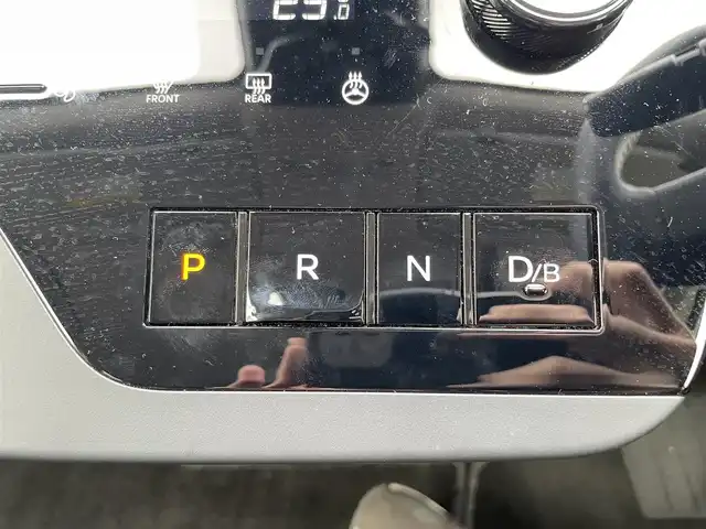 日産 セレナ e－パワー ハイウェイスター V 静岡県 2025(令7)年 0.6万km プリズムホワイト 純正12.3インチディスプレイナビ/　（Bluetooth/AppleCarPlay/AndroidAuto）/フルセグTV/全方位カメラ/バックカメラ/エマージェンシーブレーキ/プロパイロット/レーンキープアシスト/前後コーナーセンサー/両側パワースライドドア/1・2列目シートヒーター/ステアリングヒーター/ブラインドスポットモニター/置くだけ充電/スマートルームミラー/電動パーキングブレーキ/オートブレーキホールド/プッシュスタート/スマートキー/純正ビルトインETC2.0/ナビ連動前後ドライブレコーダー/純正フロアマット