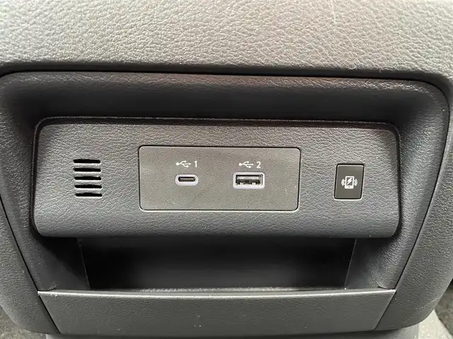 日産 セレナ e－パワー ハイウェイスター V 静岡県 2025(令7)年 0.6万km プリズムホワイト 純正12.3インチディスプレイナビ/　（Bluetooth/AppleCarPlay/AndroidAuto）/フルセグTV/全方位カメラ/バックカメラ/エマージェンシーブレーキ/プロパイロット/レーンキープアシスト/前後コーナーセンサー/両側パワースライドドア/1・2列目シートヒーター/ステアリングヒーター/ブラインドスポットモニター/置くだけ充電/スマートルームミラー/電動パーキングブレーキ/オートブレーキホールド/プッシュスタート/スマートキー/純正ビルトインETC2.0/ナビ連動前後ドライブレコーダー/純正フロアマット