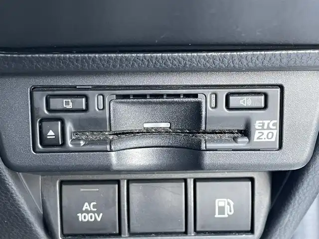 トヨタ プリウス X 滋賀県 2023(令5)年 5.9万km スーパーホワイトⅡ 純正8インチディスプレイオーディオ/(フルセグTV Bluetooth MiraCast)/トヨタセーフティセンス/・プリクラッシュセーフティ/・レーントレーシングアシスト/・車線逸脱警報/・レーダークルーズコントロール/・ブラインドスポットモニター/バックカメラ/ETC2.0/プッシュスタート/スマートキー/革巻きステアリング/ステアリングリモコン/純正フロアマット/LEDヘッドライト/オートマチックハイビーム