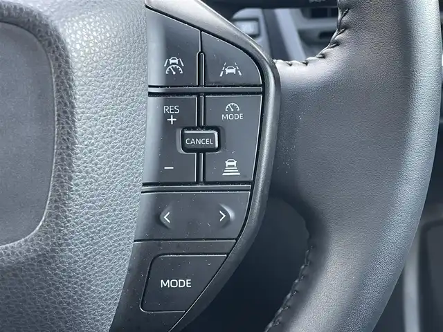 トヨタ プリウス X 滋賀県 2023(令5)年 5.9万km スーパーホワイトⅡ 純正8インチディスプレイオーディオ/(フルセグTV Bluetooth MiraCast)/トヨタセーフティセンス/・プリクラッシュセーフティ/・レーントレーシングアシスト/・車線逸脱警報/・レーダークルーズコントロール/・ブラインドスポットモニター/バックカメラ/ETC2.0/プッシュスタート/スマートキー/革巻きステアリング/ステアリングリモコン/純正フロアマット/LEDヘッドライト/オートマチックハイビーム