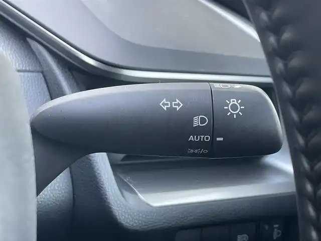 トヨタ プリウス X 滋賀県 2023(令5)年 5.9万km スーパーホワイトⅡ 純正8インチディスプレイオーディオ/(フルセグTV Bluetooth MiraCast)/トヨタセーフティセンス/・プリクラッシュセーフティ/・レーントレーシングアシスト/・車線逸脱警報/・レーダークルーズコントロール/・ブラインドスポットモニター/バックカメラ/ETC2.0/プッシュスタート/スマートキー/革巻きステアリング/ステアリングリモコン/純正フロアマット/LEDヘッドライト/オートマチックハイビーム