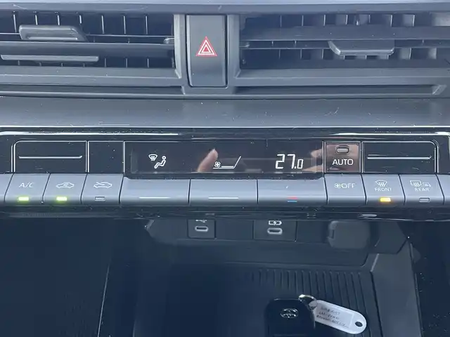 トヨタ プリウス X 滋賀県 2023(令5)年 5.9万km スーパーホワイトⅡ 純正8インチディスプレイオーディオ/(フルセグTV Bluetooth MiraCast)/トヨタセーフティセンス/・プリクラッシュセーフティ/・レーントレーシングアシスト/・車線逸脱警報/・レーダークルーズコントロール/・ブラインドスポットモニター/バックカメラ/ETC2.0/プッシュスタート/スマートキー/革巻きステアリング/ステアリングリモコン/純正フロアマット/LEDヘッドライト/オートマチックハイビーム