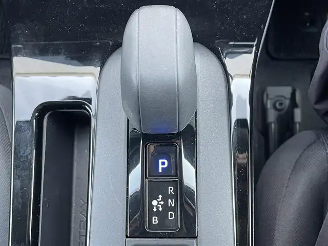 トヨタ プリウス X 滋賀県 2023(令5)年 5.9万km スーパーホワイトⅡ 純正8インチディスプレイオーディオ/(フルセグTV Bluetooth MiraCast)/トヨタセーフティセンス/・プリクラッシュセーフティ/・レーントレーシングアシスト/・車線逸脱警報/・レーダークルーズコントロール/・ブラインドスポットモニター/バックカメラ/ETC2.0/プッシュスタート/スマートキー/革巻きステアリング/ステアリングリモコン/純正フロアマット/LEDヘッドライト/オートマチックハイビーム