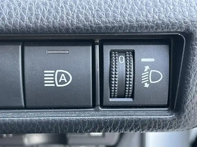 トヨタ プリウス X 滋賀県 2023(令5)年 5.9万km スーパーホワイトⅡ 純正8インチディスプレイオーディオ/(フルセグTV Bluetooth MiraCast)/トヨタセーフティセンス/・プリクラッシュセーフティ/・レーントレーシングアシスト/・車線逸脱警報/・レーダークルーズコントロール/・ブラインドスポットモニター/バックカメラ/ETC2.0/プッシュスタート/スマートキー/革巻きステアリング/ステアリングリモコン/純正フロアマット/LEDヘッドライト/オートマチックハイビーム