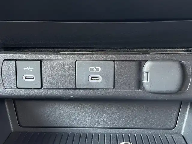 トヨタ プリウス X 滋賀県 2023(令5)年 5.9万km スーパーホワイトⅡ 純正8インチディスプレイオーディオ/(フルセグTV Bluetooth MiraCast)/トヨタセーフティセンス/・プリクラッシュセーフティ/・レーントレーシングアシスト/・車線逸脱警報/・レーダークルーズコントロール/・ブラインドスポットモニター/バックカメラ/ETC2.0/プッシュスタート/スマートキー/革巻きステアリング/ステアリングリモコン/純正フロアマット/LEDヘッドライト/オートマチックハイビーム