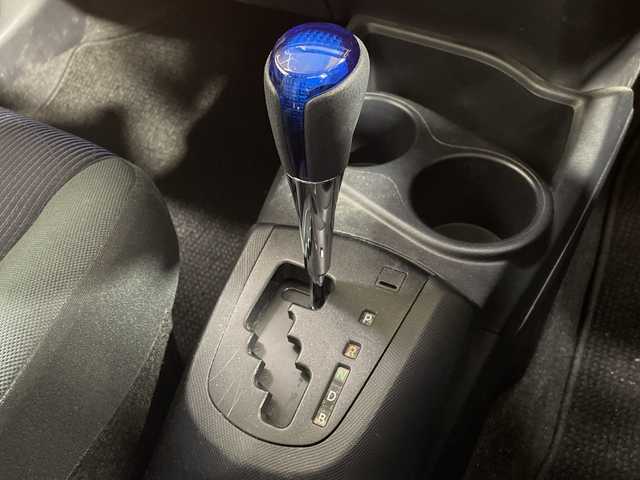 トヨタ アクア S 神奈川県 2015(平27)年 4.3万km ダークバイオレットマイカメタリック 純正SDナビゲーション【NSZT-W64】/AM FM フルセグ Bluetooth CD DVD/バックカメラ/ビルトインETC/純正フロアマット/スマートキー/ハロゲンヘッドライト/オートライト/ドアバイザー/フォグランプ/ウィンカーミラー/電動カメラ/プッシュスタート/取扱説明書