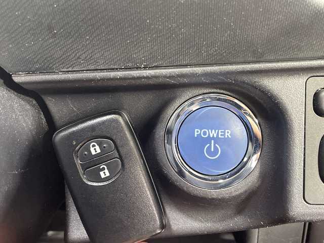 トヨタ アクア S 神奈川県 2015(平27)年 4.3万km ダークバイオレットマイカメタリック 純正SDナビゲーション【NSZT-W64】/AM FM フルセグ Bluetooth CD DVD/バックカメラ/ビルトインETC/純正フロアマット/スマートキー/ハロゲンヘッドライト/オートライト/ドアバイザー/フォグランプ/ウィンカーミラー/電動カメラ/プッシュスタート/取扱説明書