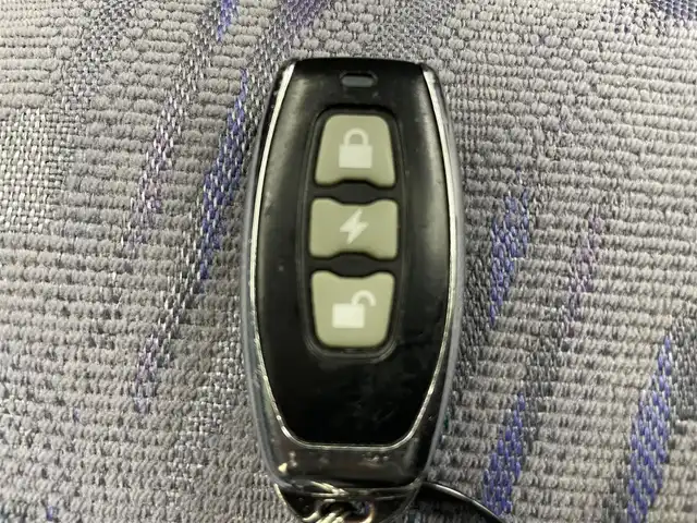 トヨタ ランドクルーザー プラド TX ワイド 熊本県 1999(平11)年 10.6万km シルバーM/シルバーM 禁煙車　/４ＷＤ　/社外ナビ（ＣＤ・ＤＶＤ・フルセグ・ＢＴ）/バックカメラ　/ＥＴＣ　/社外フロアマット　/社外１６インチＡＷ　/ルーフレール　/背面タイヤ/電動格納ミラー