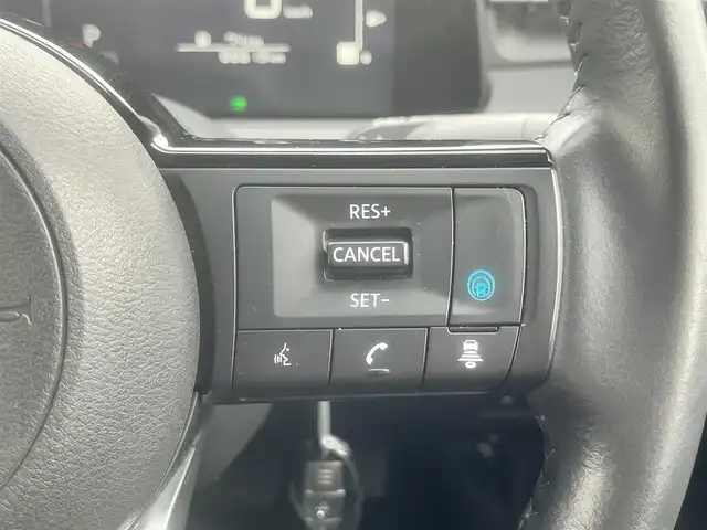 日産 ノート e－パワー X FOUR 島根県 2023(令5)年 6.7万km ピュアホワイトパール 4WD/プロパイロット　/・レーダークルーズコントロール/・レーンアシスト/純正９インチナビ　/(AM/FM/フルセグTV/Ｂｌｕｅｔｏｏｔｈ接続)/全方位／バックカメラ　/ビルトインＥＴＣ2.0　/インテリジェント エマージェンシーブレーキ　/後側方車両検知警報/前後コーナーセンサー/前席シートヒーター　/ステアリングヒーター/電動パーキングブレーキ/オートホールド　/デジタルインナーミラー/置くだけ充電　/オートハイビーム／ライト　/純正フロアマット/保証書・取扱説明書（本体＋ナビ）