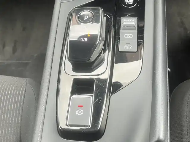 日産 ノート e－パワー X FOUR 島根県 2023(令5)年 6.7万km ピュアホワイトパール 4WD/プロパイロット　/・レーダークルーズコントロール/・レーンアシスト/純正９インチナビ　/(AM/FM/フルセグTV/Ｂｌｕｅｔｏｏｔｈ接続)/全方位／バックカメラ　/ビルトインＥＴＣ2.0　/インテリジェント エマージェンシーブレーキ　/後側方車両検知警報/前後コーナーセンサー/前席シートヒーター　/ステアリングヒーター/電動パーキングブレーキ/オートホールド　/デジタルインナーミラー/置くだけ充電　/オートハイビーム／ライト　/純正フロアマット/保証書・取扱説明書（本体＋ナビ）