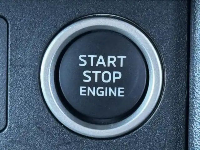 三菱 トライトン GLS 香川県 2024(令6)年 0.9万km ダイヤモンドブラックマイカ e-Assist（運転支援機能）/・FCM（衝突被害軽減ブレーキシステム）/・EAPM（踏み間違い防止アシスト）/・LDW（車線逸脱警報システム）/・LDP（車線逸脱防止支援システム）/・BSW/LCA（後側方車両検知警報システム）/・TSR（標識認識システム）/・AHB（オートマチックハイビーム）/・RCTA（後退時交差車線逸脱警報システム）/・ACC（レーダークルーズコントロールシステム）/・DAA（ふらつき警報）/スマートフォン連携9インチナビ/→フルセグ/CD/DVD/Bluetooth/USB/AppleCarPlay/AndroidAuto/AM/FM/マルチアラウンドモニター/前席シートヒーター/本革巻きステアリング/ステアリングヒーター/ステアリングリモコン/電動格納式ドアヒーテッドミラー/BSM/リアサーキュレーター/リアヒートダクト/LEDヘッドライト/フォグランプ/スーパーセレクト4WD-II/リヤデフロック/HSA（ヒルスタートアシスト）/HDC（ヒルディセントコントロール）/純正18インチアルミ/MTモード付AT/ETC/アイドリングストップ/プッシュスタート/スマートキー/スペアキー×1