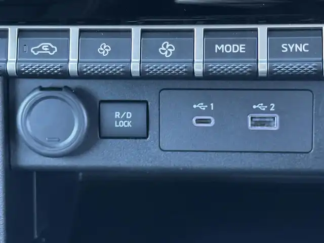 三菱 トライトン GLS 香川県 2024(令6)年 0.9万km ダイヤモンドブラックマイカ e-Assist（運転支援機能）/・FCM（衝突被害軽減ブレーキシステム）/・EAPM（踏み間違い防止アシスト）/・LDW（車線逸脱警報システム）/・LDP（車線逸脱防止支援システム）/・BSW/LCA（後側方車両検知警報システム）/・TSR（標識認識システム）/・AHB（オートマチックハイビーム）/・RCTA（後退時交差車線逸脱警報システム）/・ACC（レーダークルーズコントロールシステム）/・DAA（ふらつき警報）/スマートフォン連携9インチナビ/→フルセグ/CD/DVD/Bluetooth/USB/AppleCarPlay/AndroidAuto/AM/FM/マルチアラウンドモニター/前席シートヒーター/本革巻きステアリング/ステアリングヒーター/ステアリングリモコン/電動格納式ドアヒーテッドミラー/BSM/リアサーキュレーター/リアヒートダクト/LEDヘッドライト/フォグランプ/スーパーセレクト4WD-II/リヤデフロック/HSA（ヒルスタートアシスト）/HDC（ヒルディセントコントロール）/純正18インチアルミ/MTモード付AT/ETC/アイドリングストップ/プッシュスタート/スマートキー/スペアキー×1