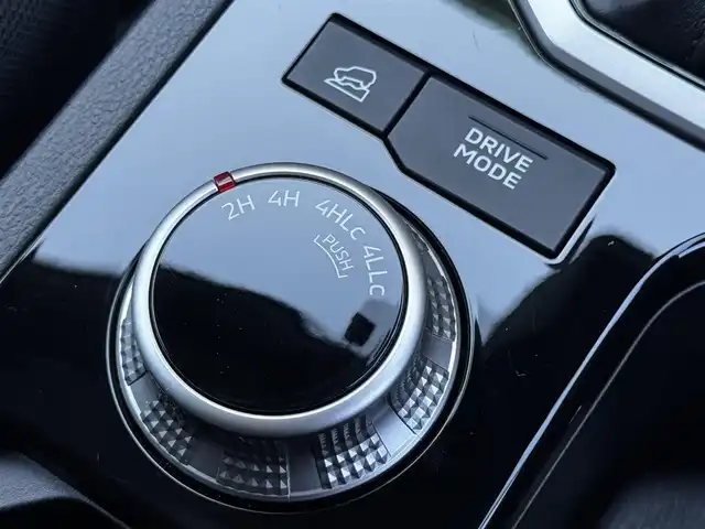 三菱 トライトン GLS 香川県 2024(令6)年 0.9万km ダイヤモンドブラックマイカ e-Assist（運転支援機能）/・FCM（衝突被害軽減ブレーキシステム）/・EAPM（踏み間違い防止アシスト）/・LDW（車線逸脱警報システム）/・LDP（車線逸脱防止支援システム）/・BSW/LCA（後側方車両検知警報システム）/・TSR（標識認識システム）/・AHB（オートマチックハイビーム）/・RCTA（後退時交差車線逸脱警報システム）/・ACC（レーダークルーズコントロールシステム）/・DAA（ふらつき警報）/スマートフォン連携9インチナビ/→フルセグ/CD/DVD/Bluetooth/USB/AppleCarPlay/AndroidAuto/AM/FM/マルチアラウンドモニター/前席シートヒーター/本革巻きステアリング/ステアリングヒーター/ステアリングリモコン/電動格納式ドアヒーテッドミラー/BSM/リアサーキュレーター/リアヒートダクト/LEDヘッドライト/フォグランプ/スーパーセレクト4WD-II/リヤデフロック/HSA（ヒルスタートアシスト）/HDC（ヒルディセントコントロール）/純正18インチアルミ/MTモード付AT/ETC/アイドリングストップ/プッシュスタート/スマートキー/スペアキー×1