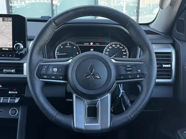 三菱 トライトン GLS 香川県 2024(令6)年 0.9万km ダイヤモンドブラックマイカ e-Assist（運転支援機能）/・FCM（衝突被害軽減ブレーキシステム）/・EAPM（踏み間違い防止アシスト）/・LDW（車線逸脱警報システム）/・LDP（車線逸脱防止支援システム）/・BSW/LCA（後側方車両検知警報システム）/・TSR（標識認識システム）/・AHB（オートマチックハイビーム）/・RCTA（後退時交差車線逸脱警報システム）/・ACC（レーダークルーズコントロールシステム）/・DAA（ふらつき警報）/スマートフォン連携9インチナビ/→フルセグ/CD/DVD/Bluetooth/USB/AppleCarPlay/AndroidAuto/AM/FM/マルチアラウンドモニター/前席シートヒーター/本革巻きステアリング/ステアリングヒーター/ステアリングリモコン/電動格納式ドアヒーテッドミラー/BSM/リアサーキュレーター/リアヒートダクト/LEDヘッドライト/フォグランプ/スーパーセレクト4WD-II/リヤデフロック/HSA（ヒルスタートアシスト）/HDC（ヒルディセントコントロール）/純正18インチアルミ/MTモード付AT/ETC/アイドリングストップ/プッシュスタート/スマートキー/スペアキー×1