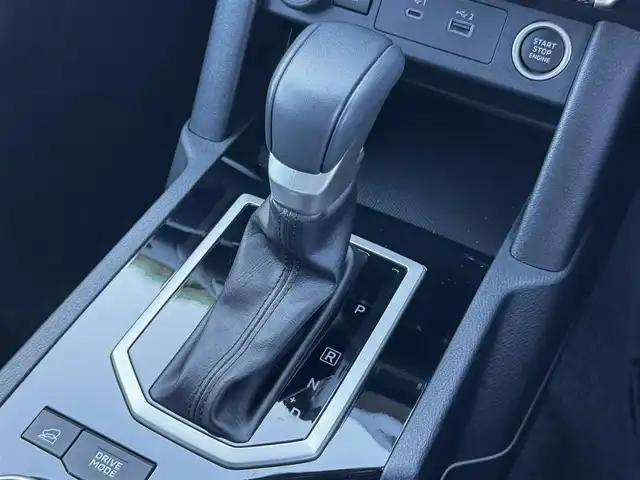 三菱 トライトン GLS 香川県 2024(令6)年 0.9万km ダイヤモンドブラックマイカ e-Assist（運転支援機能）/・FCM（衝突被害軽減ブレーキシステム）/・EAPM（踏み間違い防止アシスト）/・LDW（車線逸脱警報システム）/・LDP（車線逸脱防止支援システム）/・BSW/LCA（後側方車両検知警報システム）/・TSR（標識認識システム）/・AHB（オートマチックハイビーム）/・RCTA（後退時交差車線逸脱警報システム）/・ACC（レーダークルーズコントロールシステム）/・DAA（ふらつき警報）/スマートフォン連携9インチナビ/→フルセグ/CD/DVD/Bluetooth/USB/AppleCarPlay/AndroidAuto/AM/FM/マルチアラウンドモニター/前席シートヒーター/本革巻きステアリング/ステアリングヒーター/ステアリングリモコン/電動格納式ドアヒーテッドミラー/BSM/リアサーキュレーター/リアヒートダクト/LEDヘッドライト/フォグランプ/スーパーセレクト4WD-II/リヤデフロック/HSA（ヒルスタートアシスト）/HDC（ヒルディセントコントロール）/純正18インチアルミ/MTモード付AT/ETC/アイドリングストップ/プッシュスタート/スマートキー/スペアキー×1