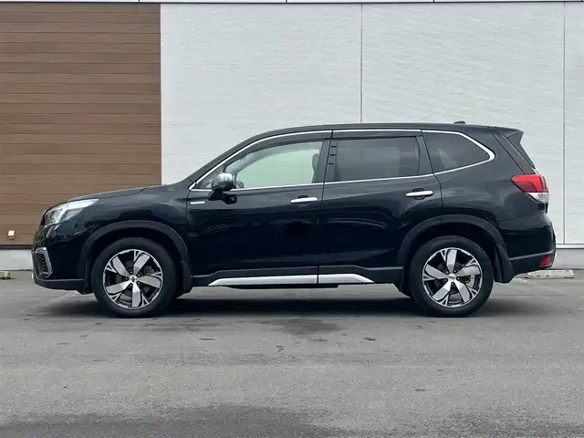 スバル フォレスター ハイブリッド アドバンス 秋田県 2019(平31)年 7.1万km クリスタルブラックシリカ ４WD/衝突軽減システム/LEDヘッドライト/純正SDナビ（DVD/CD/BT/AM/FM/USB）/フルセグ（走行中視聴不可能）/フロント/サイドカメラ/スバル純正１８インチアルミ（夏タイヤ装着）/スマートキー/アイドリングストップ/プッシュスタート/MTモード付AT/クルーズコントロール追従走行あり/レーンキープアシスト/コーナーセンサー/ダウンヒルアシストコントロール/ブラインドスポットモニター/ステアリングスイッチ/ステアリングヒーター/パドルシフト/前席パワーシート/運転席メモリ‐付パワーシート/全席シートヒーター/電動リアゲート/ドライブレコーダー/ビルトインETC/デジタルインナーミラー/電動パーキングブレーキ/オートブレーキホールド機能/純正フロアマット/純正ドアバイザー/オートライト/オートエアコン/パワーステアリング/パワーウィンドウ/ヘッドライトレベライザー/電動格納ウィンカーミラー/横滑り防止/盗難防止装置/寒冷地仕様/保証書/取扱説明書/記録簿/スペアキー×１