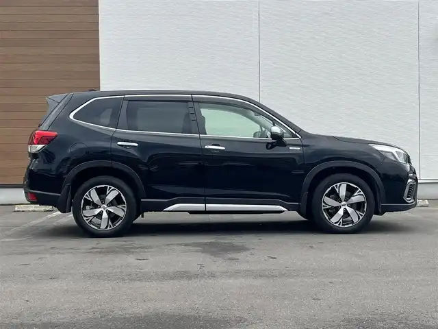 スバル フォレスター ハイブリッド アドバンス 秋田県 2019(平31)年 7.1万km クリスタルブラックシリカ ４WD/衝突軽減システム/LEDヘッドライト/純正SDナビ（DVD/CD/BT/AM/FM/USB）/フルセグ（走行中視聴不可能）/フロント/サイドカメラ/スバル純正１８インチアルミ（夏タイヤ装着）/スマートキー/アイドリングストップ/プッシュスタート/MTモード付AT/クルーズコントロール追従走行あり/レーンキープアシスト/コーナーセンサー/ダウンヒルアシストコントロール/ブラインドスポットモニター/ステアリングスイッチ/ステアリングヒーター/パドルシフト/前席パワーシート/運転席メモリ‐付パワーシート/全席シートヒーター/電動リアゲート/ドライブレコーダー/ビルトインETC/デジタルインナーミラー/電動パーキングブレーキ/オートブレーキホールド機能/純正フロアマット/純正ドアバイザー/オートライト/オートエアコン/パワーステアリング/パワーウィンドウ/ヘッドライトレベライザー/電動格納ウィンカーミラー/横滑り防止/盗難防止装置/寒冷地仕様/保証書/取扱説明書/記録簿/スペアキー×１