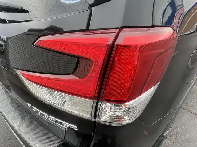 スバル フォレスター ハイブリッド アドバンス 秋田県 2019(平31)年 7.1万km クリスタルブラックシリカ ４WD/衝突軽減システム/LEDヘッドライト/純正SDナビ（DVD/CD/BT/AM/FM/USB）/フルセグ（走行中視聴不可能）/フロント/サイドカメラ/スバル純正１８インチアルミ（夏タイヤ装着）/スマートキー/アイドリングストップ/プッシュスタート/MTモード付AT/クルーズコントロール追従走行あり/レーンキープアシスト/コーナーセンサー/ダウンヒルアシストコントロール/ブラインドスポットモニター/ステアリングスイッチ/ステアリングヒーター/パドルシフト/前席パワーシート/運転席メモリ‐付パワーシート/全席シートヒーター/電動リアゲート/ドライブレコーダー/ビルトインETC/デジタルインナーミラー/電動パーキングブレーキ/オートブレーキホールド機能/純正フロアマット/純正ドアバイザー/オートライト/オートエアコン/パワーステアリング/パワーウィンドウ/ヘッドライトレベライザー/電動格納ウィンカーミラー/横滑り防止/盗難防止装置/寒冷地仕様/保証書/取扱説明書/記録簿/スペアキー×１