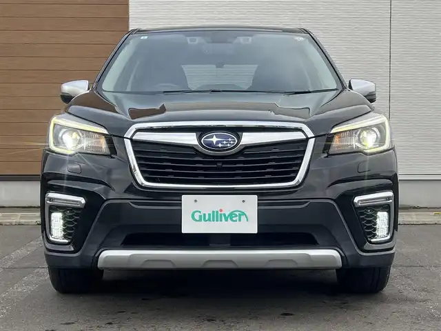 スバル フォレスター ハイブリッド アドバンス 秋田県 2019(平31)年 7.1万km クリスタルブラックシリカ ４WD/衝突軽減システム/LEDヘッドライト/純正SDナビ（DVD/CD/BT/AM/FM/USB）/フルセグ（走行中視聴不可能）/フロント/サイドカメラ/スバル純正１８インチアルミ（夏タイヤ装着）/スマートキー/アイドリングストップ/プッシュスタート/MTモード付AT/クルーズコントロール追従走行あり/レーンキープアシスト/コーナーセンサー/ダウンヒルアシストコントロール/ブラインドスポットモニター/ステアリングスイッチ/ステアリングヒーター/パドルシフト/前席パワーシート/運転席メモリ‐付パワーシート/全席シートヒーター/電動リアゲート/ドライブレコーダー/ビルトインETC/デジタルインナーミラー/電動パーキングブレーキ/オートブレーキホールド機能/純正フロアマット/純正ドアバイザー/オートライト/オートエアコン/パワーステアリング/パワーウィンドウ/ヘッドライトレベライザー/電動格納ウィンカーミラー/横滑り防止/盗難防止装置/寒冷地仕様/保証書/取扱説明書/記録簿/スペアキー×１