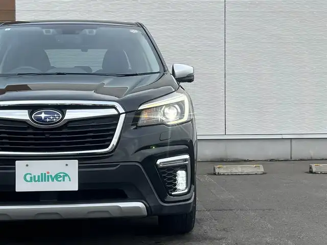 スバル フォレスター ハイブリッド アドバンス 秋田県 2019(平31)年 7.1万km クリスタルブラックシリカ ４WD/衝突軽減システム/LEDヘッドライト/純正SDナビ（DVD/CD/BT/AM/FM/USB）/フルセグ（走行中視聴不可能）/フロント/サイドカメラ/スバル純正１８インチアルミ（夏タイヤ装着）/スマートキー/アイドリングストップ/プッシュスタート/MTモード付AT/クルーズコントロール追従走行あり/レーンキープアシスト/コーナーセンサー/ダウンヒルアシストコントロール/ブラインドスポットモニター/ステアリングスイッチ/ステアリングヒーター/パドルシフト/前席パワーシート/運転席メモリ‐付パワーシート/全席シートヒーター/電動リアゲート/ドライブレコーダー/ビルトインETC/デジタルインナーミラー/電動パーキングブレーキ/オートブレーキホールド機能/純正フロアマット/純正ドアバイザー/オートライト/オートエアコン/パワーステアリング/パワーウィンドウ/ヘッドライトレベライザー/電動格納ウィンカーミラー/横滑り防止/盗難防止装置/寒冷地仕様/保証書/取扱説明書/記録簿/スペアキー×１
