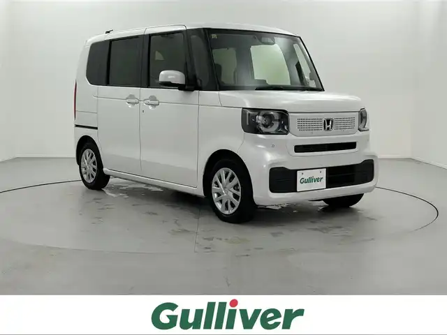 ホンダ Ｎ ＢＯＸ 福井県 2023(令5)年 0.9万km プラチナホワイトパール ワンオーナー/純正Gathersナビ/フルセグTV/Bluetooth/USB/バックカメラ /Honda SENSING/・衝突軽減ブレーキ（CMBS）/・先行車発進お知らせ機能/・歩行者事故低減ステアリング/・路外逸脱抑制機能/・標識認識機能/・渋滞追従機能付アダプティブクルーズコントロール/・車線維持支援システム/・誤発進抑制機能/・後方誤発進抑制機能/・近距離衝突軽減ブレーキ/・急アクセル抑制機能/・パーキングセンサーシステム/・オートハイビーム/ビルトインETC/両側パワースライドドア /シートヒーター /プッシュスタート/電子パーキング/ステアリングチルド機構/LED/オートライト