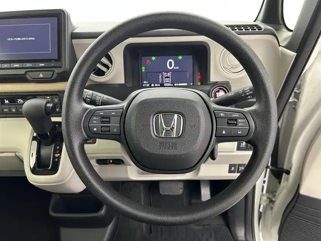 ホンダ Ｎ ＢＯＸ 福井県 2023(令5)年 0.9万km プラチナホワイトパール ワンオーナー/純正Gathersナビ/フルセグTV/Bluetooth/USB/バックカメラ /Honda SENSING/・衝突軽減ブレーキ（CMBS）/・先行車発進お知らせ機能/・歩行者事故低減ステアリング/・路外逸脱抑制機能/・標識認識機能/・渋滞追従機能付アダプティブクルーズコントロール/・車線維持支援システム/・誤発進抑制機能/・後方誤発進抑制機能/・近距離衝突軽減ブレーキ/・急アクセル抑制機能/・パーキングセンサーシステム/・オートハイビーム/ビルトインETC/両側パワースライドドア /シートヒーター /プッシュスタート/電子パーキング/ステアリングチルド機構/LED/オートライト