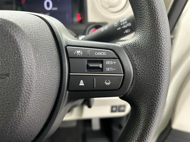 ホンダ Ｎ ＢＯＸ 福井県 2023(令5)年 0.9万km プラチナホワイトパール ワンオーナー/純正Gathersナビ/フルセグTV/Bluetooth/USB/バックカメラ /Honda SENSING/・衝突軽減ブレーキ（CMBS）/・先行車発進お知らせ機能/・歩行者事故低減ステアリング/・路外逸脱抑制機能/・標識認識機能/・渋滞追従機能付アダプティブクルーズコントロール/・車線維持支援システム/・誤発進抑制機能/・後方誤発進抑制機能/・近距離衝突軽減ブレーキ/・急アクセル抑制機能/・パーキングセンサーシステム/・オートハイビーム/ビルトインETC/両側パワースライドドア /シートヒーター /プッシュスタート/電子パーキング/ステアリングチルド機構/LED/オートライト