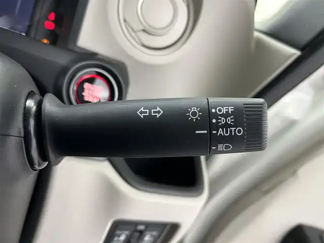 ホンダ Ｎ ＢＯＸ 福井県 2023(令5)年 0.9万km プラチナホワイトパール ワンオーナー/純正Gathersナビ/フルセグTV/Bluetooth/USB/バックカメラ /Honda SENSING/・衝突軽減ブレーキ（CMBS）/・先行車発進お知らせ機能/・歩行者事故低減ステアリング/・路外逸脱抑制機能/・標識認識機能/・渋滞追従機能付アダプティブクルーズコントロール/・車線維持支援システム/・誤発進抑制機能/・後方誤発進抑制機能/・近距離衝突軽減ブレーキ/・急アクセル抑制機能/・パーキングセンサーシステム/・オートハイビーム/ビルトインETC/両側パワースライドドア /シートヒーター /プッシュスタート/電子パーキング/ステアリングチルド機構/LED/オートライト