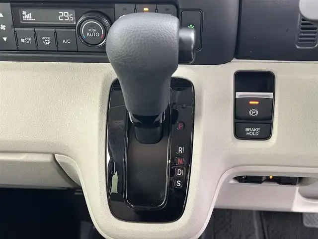 ホンダ Ｎ ＢＯＸ 福井県 2023(令5)年 0.9万km プラチナホワイトパール ワンオーナー/純正Gathersナビ/フルセグTV/Bluetooth/USB/バックカメラ /Honda SENSING/・衝突軽減ブレーキ（CMBS）/・先行車発進お知らせ機能/・歩行者事故低減ステアリング/・路外逸脱抑制機能/・標識認識機能/・渋滞追従機能付アダプティブクルーズコントロール/・車線維持支援システム/・誤発進抑制機能/・後方誤発進抑制機能/・近距離衝突軽減ブレーキ/・急アクセル抑制機能/・パーキングセンサーシステム/・オートハイビーム/ビルトインETC/両側パワースライドドア /シートヒーター /プッシュスタート/電子パーキング/ステアリングチルド機構/LED/オートライト
