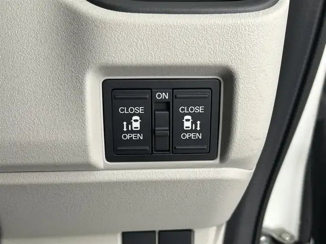 ホンダ Ｎ ＢＯＸ 福井県 2023(令5)年 0.9万km プラチナホワイトパール ワンオーナー/純正Gathersナビ/フルセグTV/Bluetooth/USB/バックカメラ /Honda SENSING/・衝突軽減ブレーキ（CMBS）/・先行車発進お知らせ機能/・歩行者事故低減ステアリング/・路外逸脱抑制機能/・標識認識機能/・渋滞追従機能付アダプティブクルーズコントロール/・車線維持支援システム/・誤発進抑制機能/・後方誤発進抑制機能/・近距離衝突軽減ブレーキ/・急アクセル抑制機能/・パーキングセンサーシステム/・オートハイビーム/ビルトインETC/両側パワースライドドア /シートヒーター /プッシュスタート/電子パーキング/ステアリングチルド機構/LED/オートライト