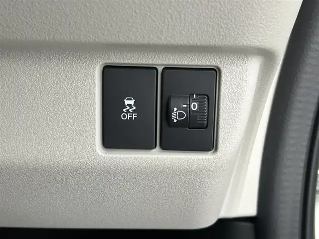 ホンダ Ｎ ＢＯＸ 福井県 2023(令5)年 0.9万km プラチナホワイトパール ワンオーナー/純正Gathersナビ/フルセグTV/Bluetooth/USB/バックカメラ /Honda SENSING/・衝突軽減ブレーキ（CMBS）/・先行車発進お知らせ機能/・歩行者事故低減ステアリング/・路外逸脱抑制機能/・標識認識機能/・渋滞追従機能付アダプティブクルーズコントロール/・車線維持支援システム/・誤発進抑制機能/・後方誤発進抑制機能/・近距離衝突軽減ブレーキ/・急アクセル抑制機能/・パーキングセンサーシステム/・オートハイビーム/ビルトインETC/両側パワースライドドア /シートヒーター /プッシュスタート/電子パーキング/ステアリングチルド機構/LED/オートライト