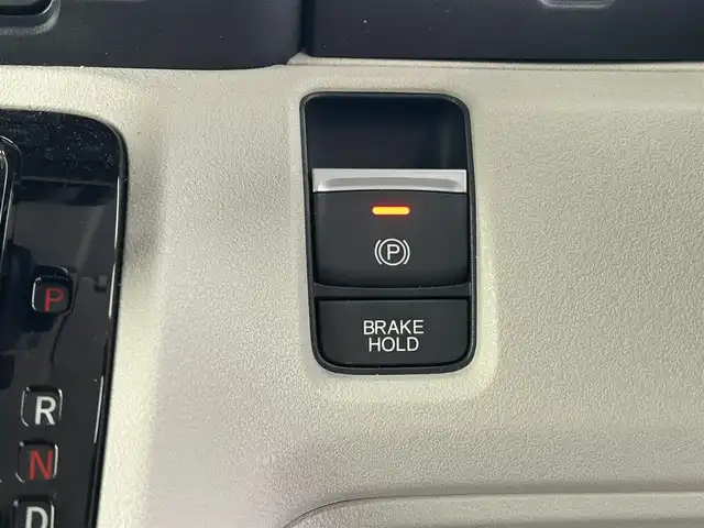 ホンダ Ｎ ＢＯＸ 福井県 2023(令5)年 0.9万km プラチナホワイトパール ワンオーナー/純正Gathersナビ/フルセグTV/Bluetooth/USB/バックカメラ /Honda SENSING/・衝突軽減ブレーキ（CMBS）/・先行車発進お知らせ機能/・歩行者事故低減ステアリング/・路外逸脱抑制機能/・標識認識機能/・渋滞追従機能付アダプティブクルーズコントロール/・車線維持支援システム/・誤発進抑制機能/・後方誤発進抑制機能/・近距離衝突軽減ブレーキ/・急アクセル抑制機能/・パーキングセンサーシステム/・オートハイビーム/ビルトインETC/両側パワースライドドア /シートヒーター /プッシュスタート/電子パーキング/ステアリングチルド機構/LED/オートライト