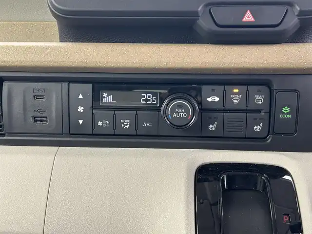 ホンダ Ｎ ＢＯＸ 福井県 2023(令5)年 0.9万km プラチナホワイトパール ワンオーナー/純正Gathersナビ/フルセグTV/Bluetooth/USB/バックカメラ /Honda SENSING/・衝突軽減ブレーキ（CMBS）/・先行車発進お知らせ機能/・歩行者事故低減ステアリング/・路外逸脱抑制機能/・標識認識機能/・渋滞追従機能付アダプティブクルーズコントロール/・車線維持支援システム/・誤発進抑制機能/・後方誤発進抑制機能/・近距離衝突軽減ブレーキ/・急アクセル抑制機能/・パーキングセンサーシステム/・オートハイビーム/ビルトインETC/両側パワースライドドア /シートヒーター /プッシュスタート/電子パーキング/ステアリングチルド機構/LED/オートライト