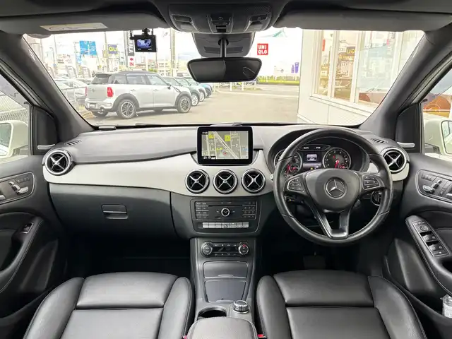 メルセデス・ベンツ Ｂ１８０ 山梨県 2018(平30)年 5.9万km カルサイトホワイト プレミアムパッケージ/ ・サンルーフ/ ・ハーマンカードンサウンドシステム/純正HDDナビ/ (フルセグTV/Bluetooth/SD/USB)/バックカメラ/ETC/前後ドライブレコーダー/レザーシート/前席メモリー機能付きパワーシート/前席シートヒーター/レーダーセーフティパッケージ/ ・レーダークルーズコントロール/ ・アクティブブレーキアシスト/ ・アテンションアシスト/ ・ブラインドスポットアシスト/ ・レーンキープアシスト/横滑り防止装置/純正17インチアルミホイール/スマートキー/パドルシフト/オートライト/純正LEDヘッドライト/カーテンエアバック/スペアキー1本/保証書/取扱説明書