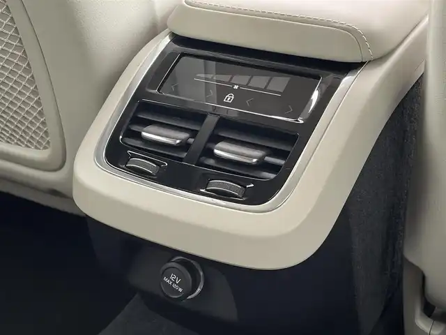 ボルボ Ｖ６０ 東京都 2019(平31)年 3.2万km クリスタルホワイトP オプションカラー/ドリフトウッドパネル/白革/シートヒーター/シートクーラー/フルセグTV/ハーマンカードン/パイロットアシスト/ブラインドスポットアシスト/レーンキープアシスト/360度カメラ/ルーフレール/純正ナビゲーション９インチ/ACC/LEDヘッドライト/自動駐車・発車/スペアキー/HUD