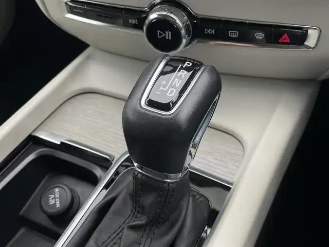ボルボ Ｖ６０ 東京都 2019(平31)年 3.2万km クリスタルホワイトP オプションカラー/ドリフトウッドパネル/白革/シートヒーター/シートクーラー/フルセグTV/ハーマンカードン/パイロットアシスト/ブラインドスポットアシスト/レーンキープアシスト/360度カメラ/ルーフレール/純正ナビゲーション９インチ/ACC/LEDヘッドライト/自動駐車・発車/スペアキー/HUD