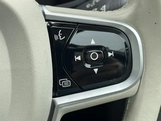 ボルボ Ｖ６０ 東京都 2019(平31)年 3.2万km クリスタルホワイトP オプションカラー/ドリフトウッドパネル/白革/シートヒーター/シートクーラー/フルセグTV/ハーマンカードン/パイロットアシスト/ブラインドスポットアシスト/レーンキープアシスト/360度カメラ/ルーフレール/純正ナビゲーション９インチ/ACC/LEDヘッドライト/自動駐車・発車/スペアキー/HUD