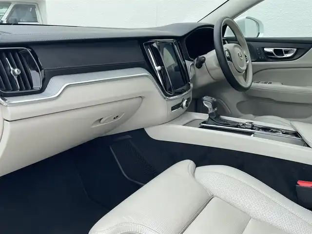 ボルボ Ｖ６０ 東京都 2019(平31)年 3.2万km クリスタルホワイトP オプションカラー/ドリフトウッドパネル/白革/シートヒーター/シートクーラー/フルセグTV/ハーマンカードン/パイロットアシスト/ブラインドスポットアシスト/レーンキープアシスト/360度カメラ/ルーフレール/純正ナビゲーション９インチ/ACC/LEDヘッドライト/自動駐車・発車/スペアキー/HUD