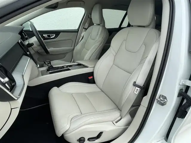 ボルボ Ｖ６０ 東京都 2019(平31)年 3.2万km クリスタルホワイトP オプションカラー/ドリフトウッドパネル/白革/シートヒーター/シートクーラー/フルセグTV/ハーマンカードン/パイロットアシスト/ブラインドスポットアシスト/レーンキープアシスト/360度カメラ/ルーフレール/純正ナビゲーション９インチ/ACC/LEDヘッドライト/自動駐車・発車/スペアキー/HUD