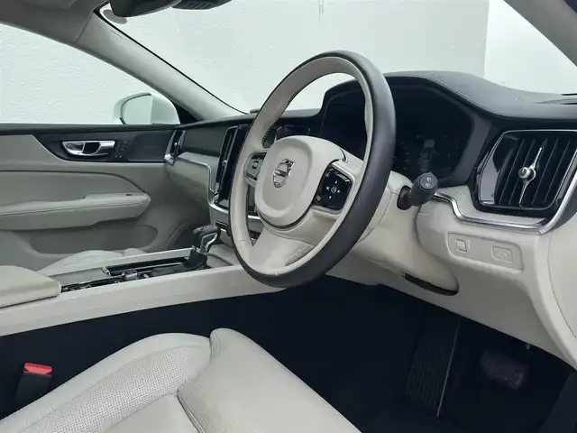ボルボ Ｖ６０ 東京都 2019(平31)年 3.2万km クリスタルホワイトP オプションカラー/ドリフトウッドパネル/白革/シートヒーター/シートクーラー/フルセグTV/ハーマンカードン/パイロットアシスト/ブラインドスポットアシスト/レーンキープアシスト/360度カメラ/ルーフレール/純正ナビゲーション９インチ/ACC/LEDヘッドライト/自動駐車・発車/スペアキー/HUD