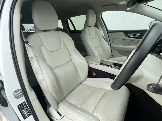 ボルボ Ｖ６０ 東京都 2019(平31)年 3.2万km クリスタルホワイトP オプションカラー/ドリフトウッドパネル/白革/シートヒーター/シートクーラー/フルセグTV/ハーマンカードン/パイロットアシスト/ブラインドスポットアシスト/レーンキープアシスト/360度カメラ/ルーフレール/純正ナビゲーション９インチ/ACC/LEDヘッドライト/自動駐車・発車/スペアキー/HUD