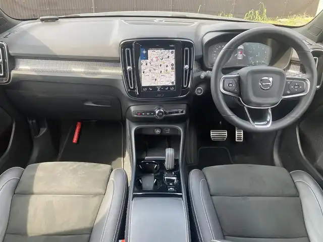 ボルボ ボルボ ＸＣ４０ B4 AWD Rデザイン 熊本県 2022(令4)年 4.7万km グレーⅡ ・スマートキー/・プッシュスタート/・パノラマサンルーフ/・CitySafety/・レーンキープエイド/・ドライバーアラート/・ロードサインインフォメーション/・ハイビームアシスト/・パーキングアシスト/・ブラインドスポットモニター/・クロストラフィックアラート/・衝突回避/・クルーズコントロール(追従式)/・ハーフレザーシート/・前席パワーシート/・全席シートヒーター /・ハンドルヒーター /・純正メモリナビ/　【Bluetooth・USB・AppleCarPlay・AndroidAuto】/・harman/kardonサウンドシステム/・フルセグTV/・全方位カメラ/・ETC/・ドライブレコーダー(前後録画)/・パワーバックドア/・LEDヘッドランプ/・LEDフォグランプ/・純正マット