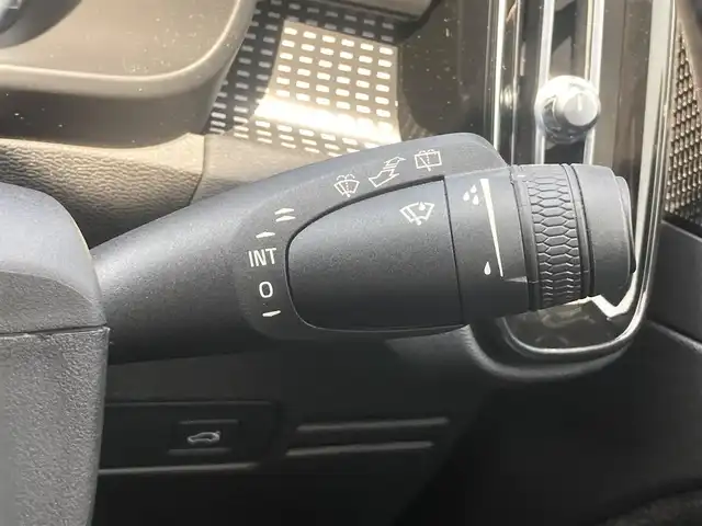 ボルボ ボルボ ＸＣ４０ B4 AWD Rデザイン 熊本県 2022(令4)年 4.7万km グレーⅡ ・スマートキー/・プッシュスタート/・パノラマサンルーフ/・CitySafety/・レーンキープエイド/・ドライバーアラート/・ロードサインインフォメーション/・ハイビームアシスト/・パーキングアシスト/・ブラインドスポットモニター/・クロストラフィックアラート/・衝突回避/・クルーズコントロール(追従式)/・ハーフレザーシート/・前席パワーシート/・全席シートヒーター /・ハンドルヒーター /・純正メモリナビ/　【Bluetooth・USB・AppleCarPlay・AndroidAuto】/・harman/kardonサウンドシステム/・フルセグTV/・全方位カメラ/・ETC/・ドライブレコーダー(前後録画)/・パワーバックドア/・LEDヘッドランプ/・LEDフォグランプ/・純正マット