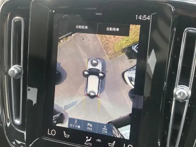 ボルボ ボルボ ＸＣ４０ B4 AWD Rデザイン 熊本県 2022(令4)年 4.7万km グレーⅡ ・スマートキー/・プッシュスタート/・パノラマサンルーフ/・CitySafety/・レーンキープエイド/・ドライバーアラート/・ロードサインインフォメーション/・ハイビームアシスト/・パーキングアシスト/・ブラインドスポットモニター/・クロストラフィックアラート/・衝突回避/・クルーズコントロール(追従式)/・ハーフレザーシート/・前席パワーシート/・全席シートヒーター /・ハンドルヒーター /・純正メモリナビ/　【Bluetooth・USB・AppleCarPlay・AndroidAuto】/・harman/kardonサウンドシステム/・フルセグTV/・全方位カメラ/・ETC/・ドライブレコーダー(前後録画)/・パワーバックドア/・LEDヘッドランプ/・LEDフォグランプ/・純正マット