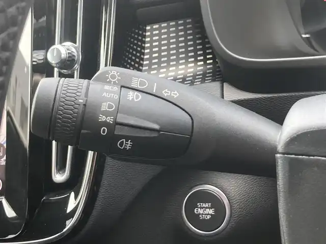 ボルボ ボルボ ＸＣ４０ B4 AWD Rデザイン 熊本県 2022(令4)年 4.7万km グレーⅡ ・スマートキー/・プッシュスタート/・パノラマサンルーフ/・CitySafety/・レーンキープエイド/・ドライバーアラート/・ロードサインインフォメーション/・ハイビームアシスト/・パーキングアシスト/・ブラインドスポットモニター/・クロストラフィックアラート/・衝突回避/・クルーズコントロール(追従式)/・ハーフレザーシート/・前席パワーシート/・全席シートヒーター /・ハンドルヒーター /・純正メモリナビ/　【Bluetooth・USB・AppleCarPlay・AndroidAuto】/・harman/kardonサウンドシステム/・フルセグTV/・全方位カメラ/・ETC/・ドライブレコーダー(前後録画)/・パワーバックドア/・LEDヘッドランプ/・LEDフォグランプ/・純正マット