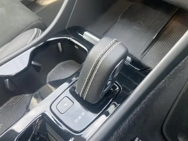 ボルボ ボルボ ＸＣ４０ B4 AWD Rデザイン 熊本県 2022(令4)年 4.7万km グレーⅡ ・スマートキー/・プッシュスタート/・パノラマサンルーフ/・CitySafety/・レーンキープエイド/・ドライバーアラート/・ロードサインインフォメーション/・ハイビームアシスト/・パーキングアシスト/・ブラインドスポットモニター/・クロストラフィックアラート/・衝突回避/・クルーズコントロール(追従式)/・ハーフレザーシート/・前席パワーシート/・全席シートヒーター /・ハンドルヒーター /・純正メモリナビ/　【Bluetooth・USB・AppleCarPlay・AndroidAuto】/・harman/kardonサウンドシステム/・フルセグTV/・全方位カメラ/・ETC/・ドライブレコーダー(前後録画)/・パワーバックドア/・LEDヘッドランプ/・LEDフォグランプ/・純正マット