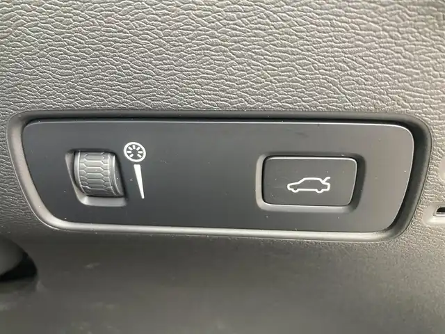 ボルボ ボルボ ＸＣ４０ B4 AWD Rデザイン 熊本県 2022(令4)年 4.7万km グレーⅡ ・スマートキー/・プッシュスタート/・パノラマサンルーフ/・CitySafety/・レーンキープエイド/・ドライバーアラート/・ロードサインインフォメーション/・ハイビームアシスト/・パーキングアシスト/・ブラインドスポットモニター/・クロストラフィックアラート/・衝突回避/・クルーズコントロール(追従式)/・ハーフレザーシート/・前席パワーシート/・全席シートヒーター /・ハンドルヒーター /・純正メモリナビ/　【Bluetooth・USB・AppleCarPlay・AndroidAuto】/・harman/kardonサウンドシステム/・フルセグTV/・全方位カメラ/・ETC/・ドライブレコーダー(前後録画)/・パワーバックドア/・LEDヘッドランプ/・LEDフォグランプ/・純正マット