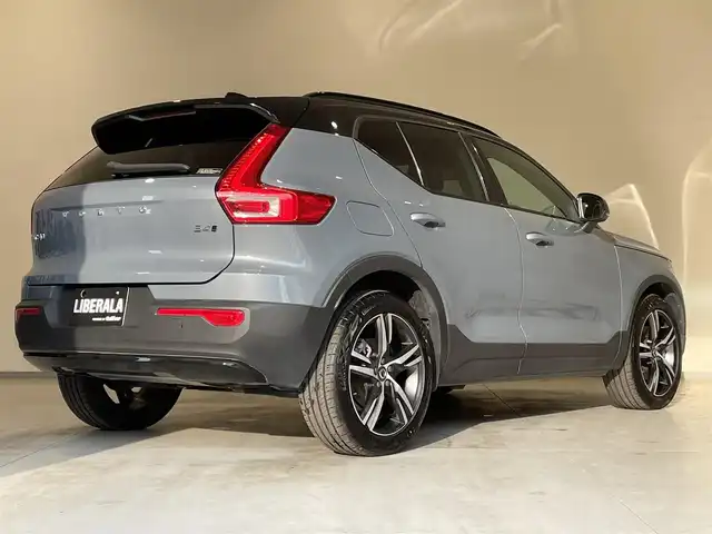 ボルボ ボルボ ＸＣ４０ B4 AWD Rデザイン 熊本県 2022(令4)年 4.7万km グレーⅡ ・スマートキー/・プッシュスタート/・パノラマサンルーフ/・CitySafety/・レーンキープエイド/・ドライバーアラート/・ロードサインインフォメーション/・ハイビームアシスト/・パーキングアシスト/・ブラインドスポットモニター/・クロストラフィックアラート/・衝突回避/・クルーズコントロール(追従式)/・ハーフレザーシート/・前席パワーシート/・全席シートヒーター /・ハンドルヒーター /・純正メモリナビ/　【Bluetooth・USB・AppleCarPlay・AndroidAuto】/・harman/kardonサウンドシステム/・フルセグTV/・全方位カメラ/・ETC/・ドライブレコーダー(前後録画)/・パワーバックドア/・LEDヘッドランプ/・LEDフォグランプ/・純正マット