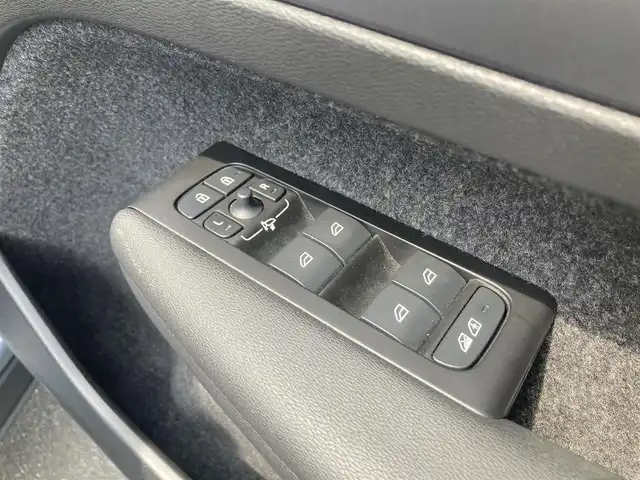 ボルボ ボルボ ＸＣ４０ B4 AWD Rデザイン 熊本県 2022(令4)年 4.7万km グレーⅡ ・スマートキー/・プッシュスタート/・パノラマサンルーフ/・CitySafety/・レーンキープエイド/・ドライバーアラート/・ロードサインインフォメーション/・ハイビームアシスト/・パーキングアシスト/・ブラインドスポットモニター/・クロストラフィックアラート/・衝突回避/・クルーズコントロール(追従式)/・ハーフレザーシート/・前席パワーシート/・全席シートヒーター /・ハンドルヒーター /・純正メモリナビ/　【Bluetooth・USB・AppleCarPlay・AndroidAuto】/・harman/kardonサウンドシステム/・フルセグTV/・全方位カメラ/・ETC/・ドライブレコーダー(前後録画)/・パワーバックドア/・LEDヘッドランプ/・LEDフォグランプ/・純正マット