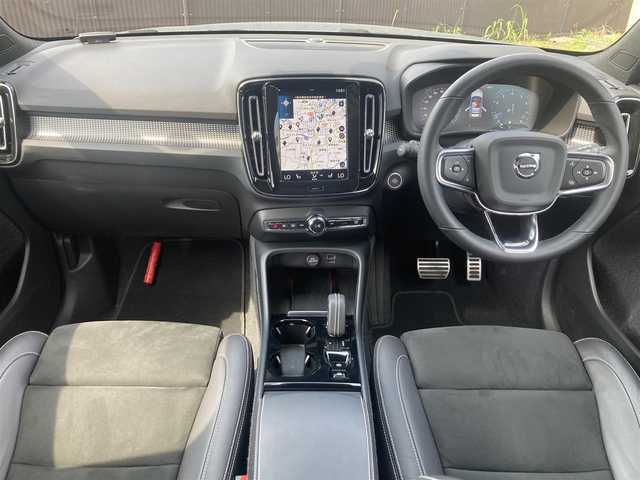 ボルボ ボルボ ＸＣ４０ B4 AWD Rデザイン 熊本県 2022(令4)年 4.7万km グレーⅡ ・スマートキー/・プッシュスタート/・パノラマサンルーフ/・CitySafety/・レーンキープエイド/・ドライバーアラート/・ロードサインインフォメーション/・ハイビームアシスト/・パーキングアシスト/・ブラインドスポットモニター/・クロストラフィックアラート/・衝突回避/・クルーズコントロール(追従式)/・ハーフレザーシート/・前席パワーシート/・全席シートヒーター /・ハンドルヒーター /・純正メモリナビ/　【Bluetooth・USB・AppleCarPlay・AndroidAuto】/・harman/kardonサウンドシステム/・フルセグTV/・全方位カメラ/・ETC/・ドライブレコーダー(前後録画)/・パワーバックドア/・LEDヘッドランプ/・LEDフォグランプ/【サンダーグレーメタリック（728）】